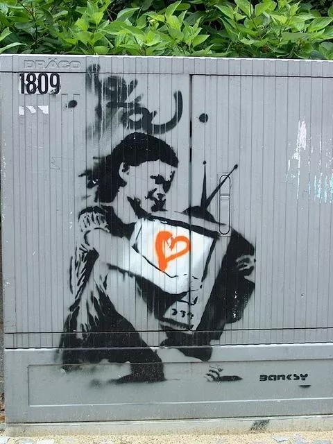 Banksy DE Berlin hugging TV
