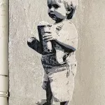 tona Hamburg DE child with spraypaint