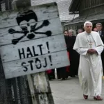 DE Auschwitz Halt Stoj sign