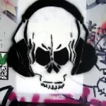 DE Hamburg skull in headphones