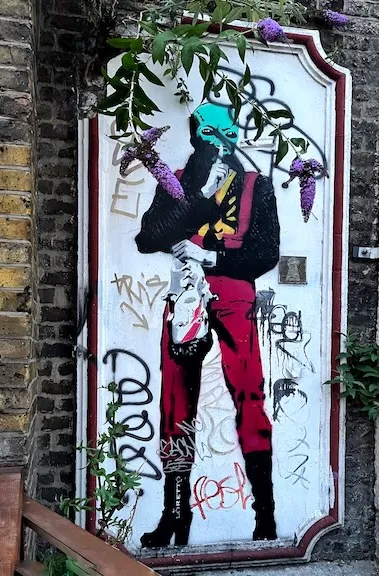 LORETTO UK London Alien Bowie ph wayfairingstranger