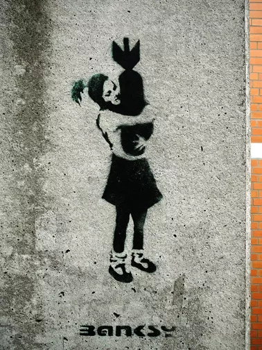 Banksy Hamburg DE hugging bomb ph txmx