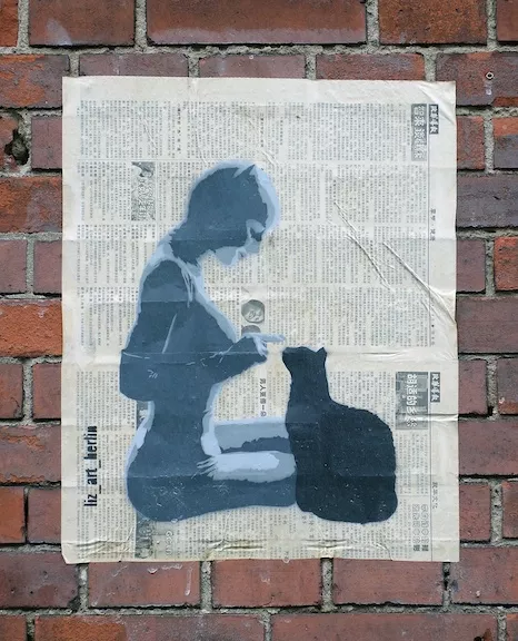 Liz Art Hamburg-Berlin catwoman feeding cat