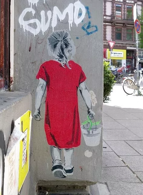 seileise DE Hamburg girl with pail