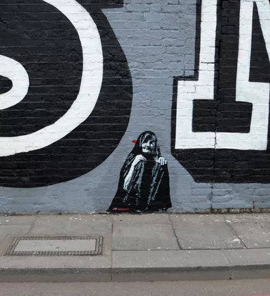 Jef Aerosol tiny old woman London Eine Mural