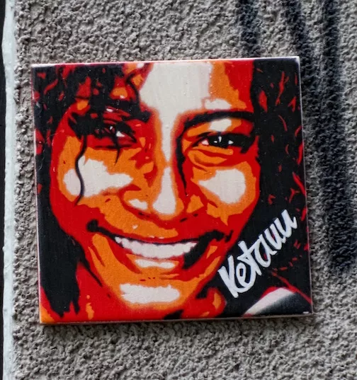 ketauu Hamburg woman smiling tile