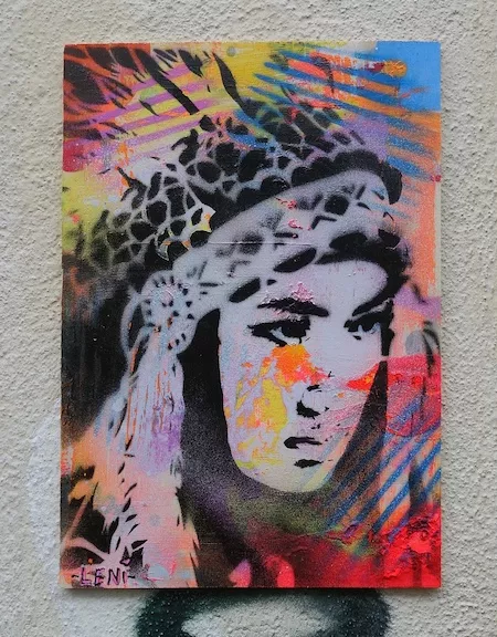 leni head dress