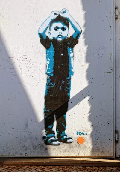 tona child hands above head