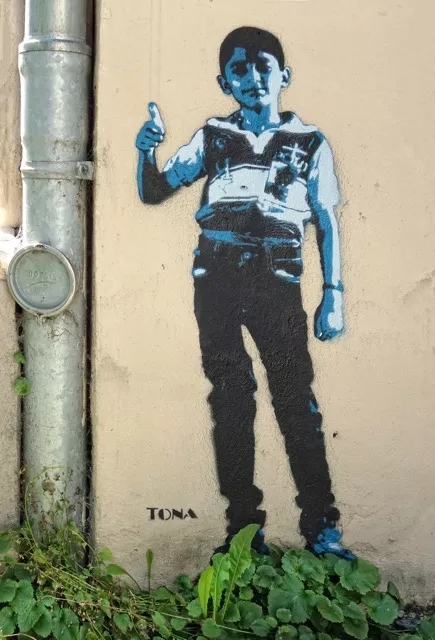 tona thumbs up
