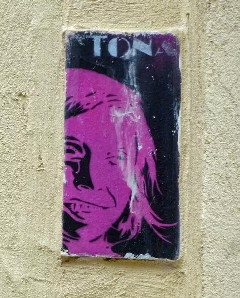 tona Hamburg smiling tile