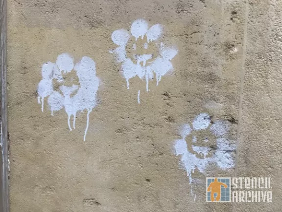 FR Paris Le Marais smiling dripping flowers