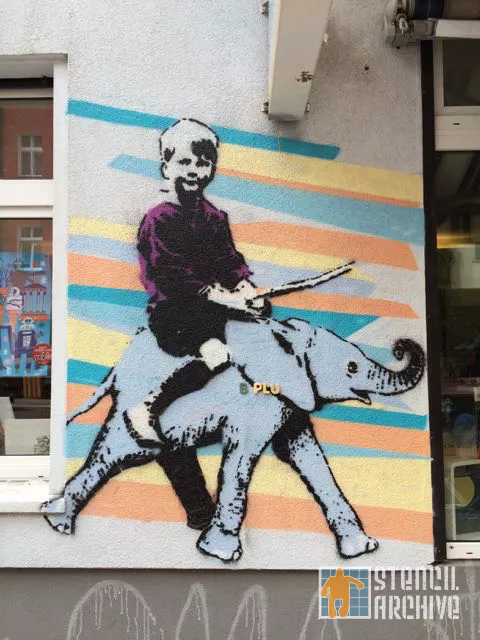 DE Berlin Child on Elephant