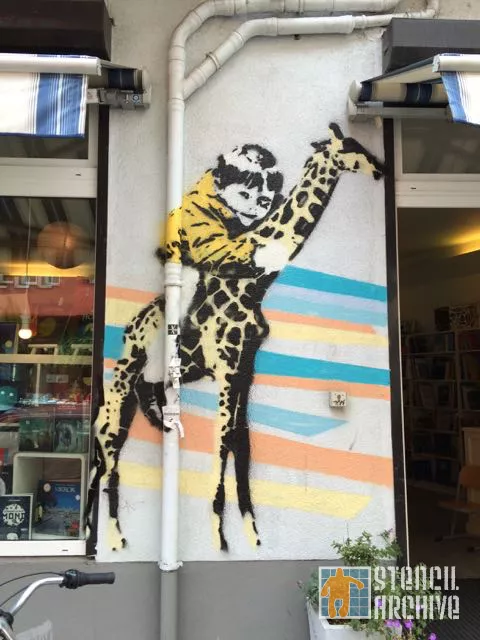 DE Berlin Child on Giraffe