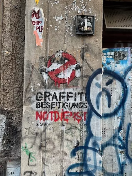 DE Berlin Graffiti beseitigungs ph Adam K