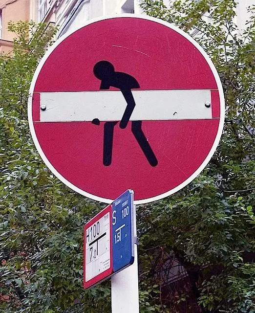 DE Berlin carrying bar on sign