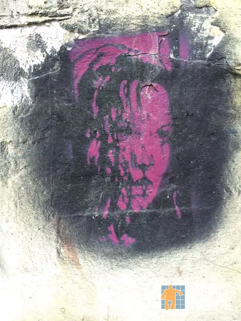 DE Berlin hair in face