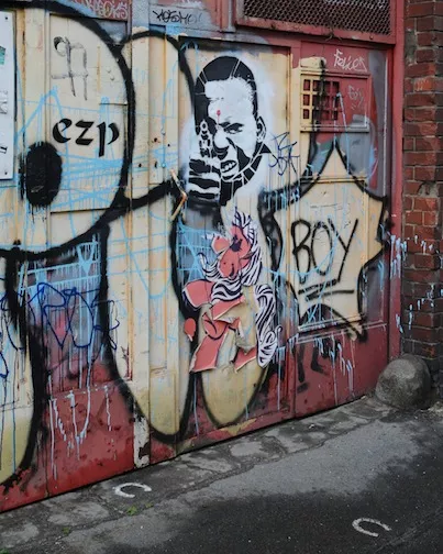 DE Berlin pointing gun