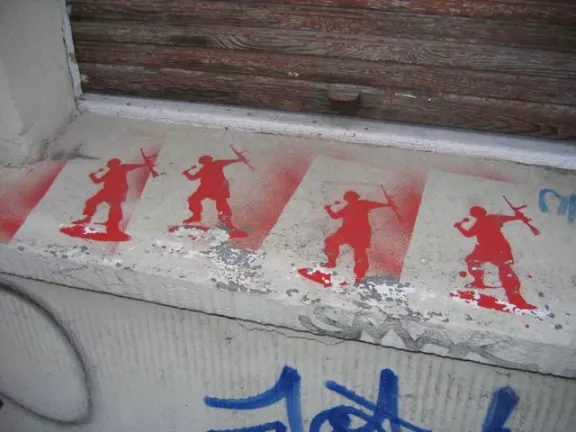 DE Berlin throwing grenade