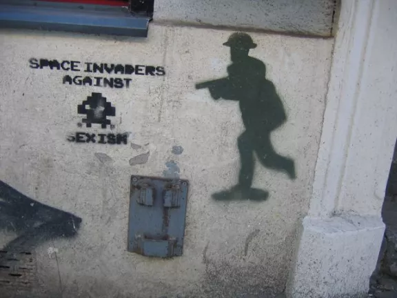 DE Berlin Space Invaders and soldier