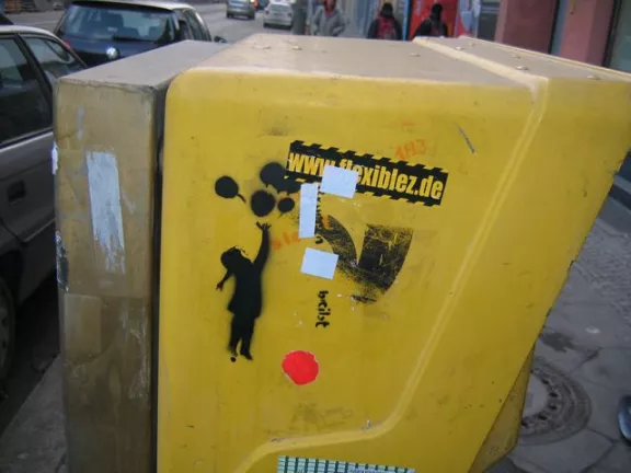 DE Berlin child and balloons