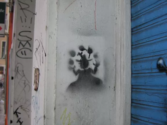 DE Berlin juggling bombs