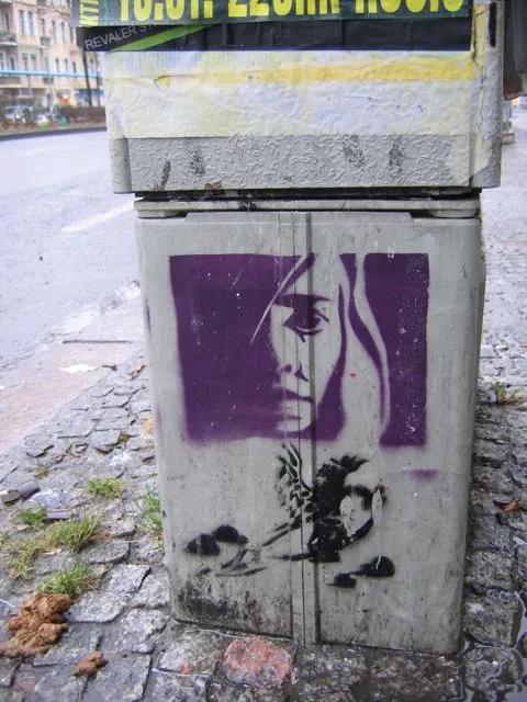 DE Berlin bird and face