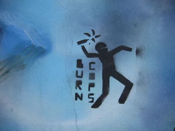 DE Berlin burn cops