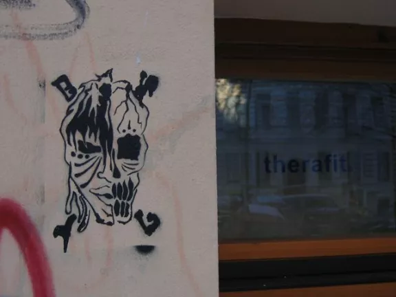 DE Berlin half skull