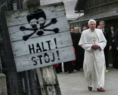 DE Auschwitz Halt Stoj sign
