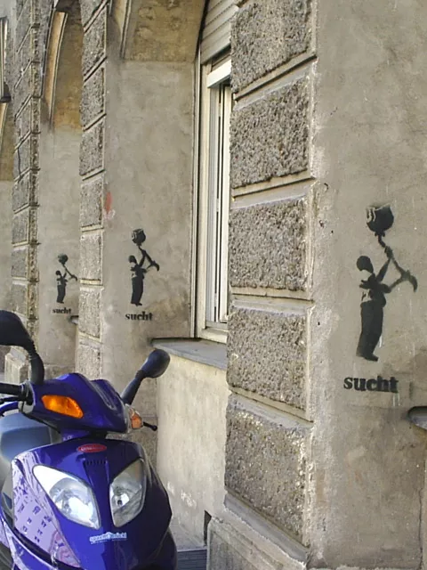 sucht DE Munich holding flower 01