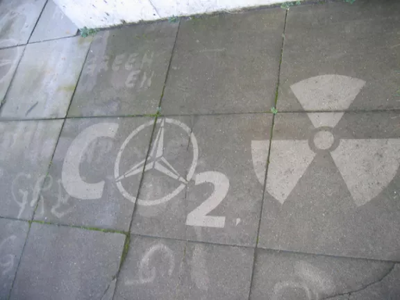 DE Hamburg Greenpeace reverse stencil 2008