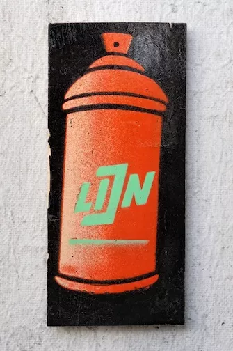 DE Hamburg LIN spray can on wood