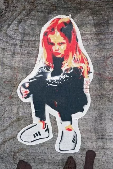 DE Hamburg girl squatting
