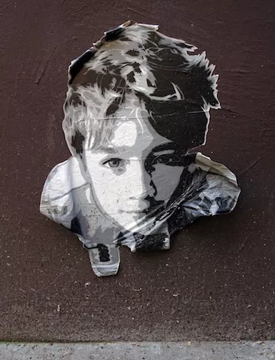 DE Hamburg kurznachzehn child looking up paste