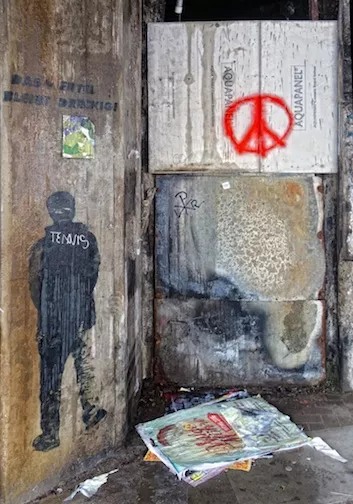 DE Hamburg urinating in corner