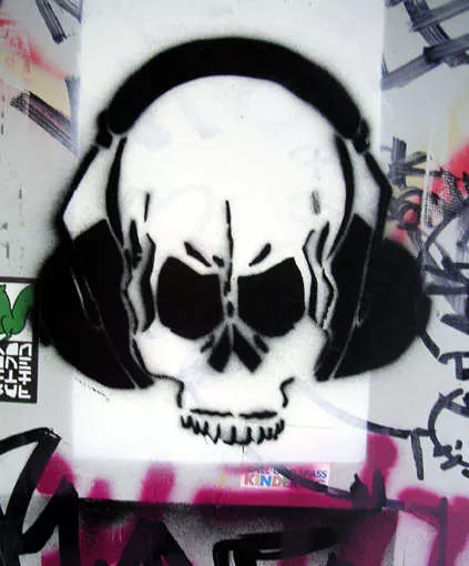 DE Hamburg skull in headphones