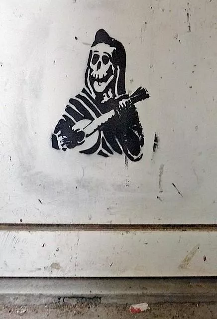 DE Hamburg playing guitar