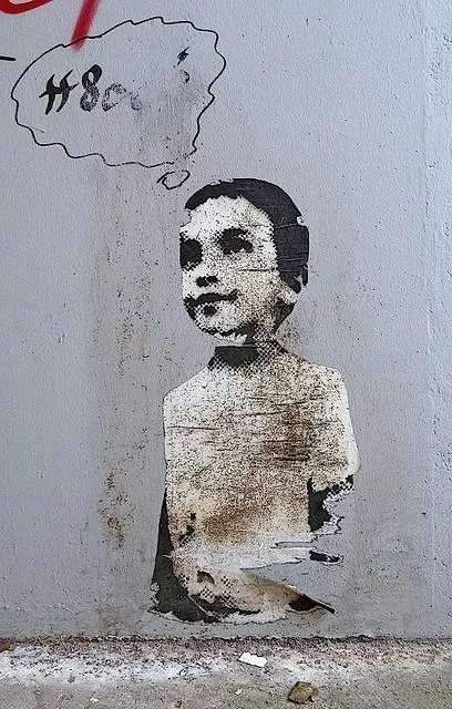 DE Hamburg child looking up