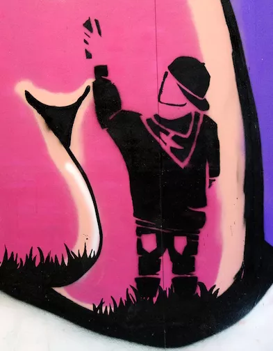 DE Hamburg spraying graffiti