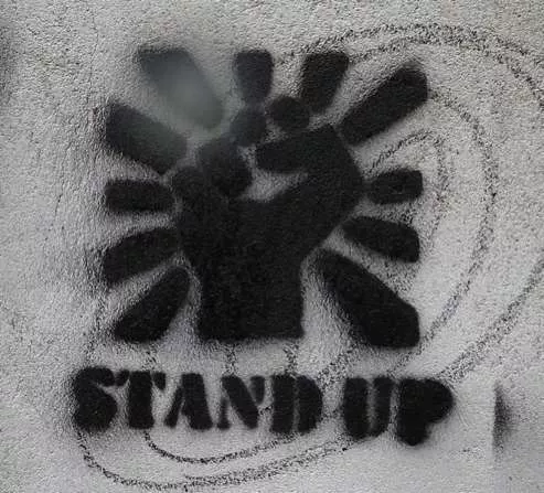 DE Hamburg fist stand up