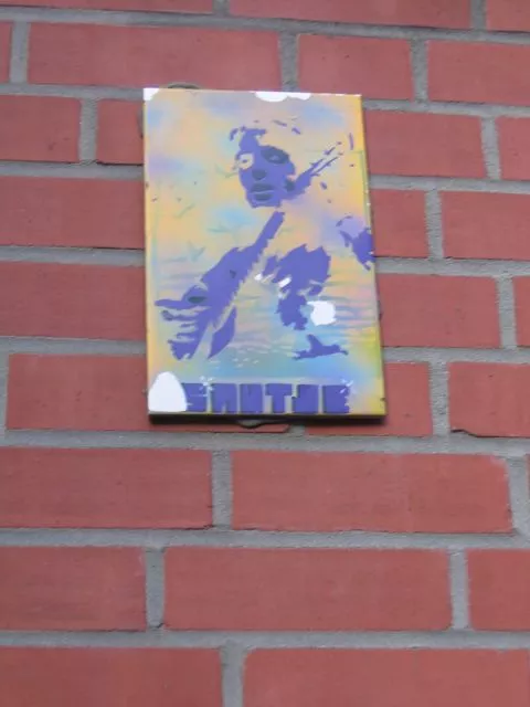 DE Hamburg playing guitar tile